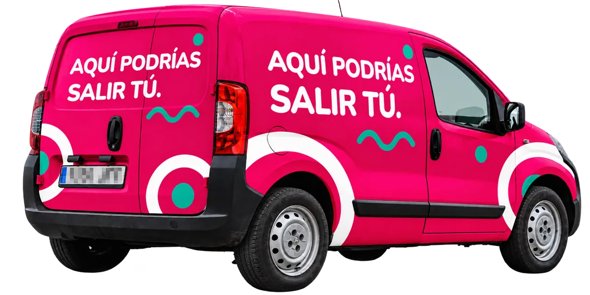 Furgoneta rotulada: «Aquí podrías salir tú»